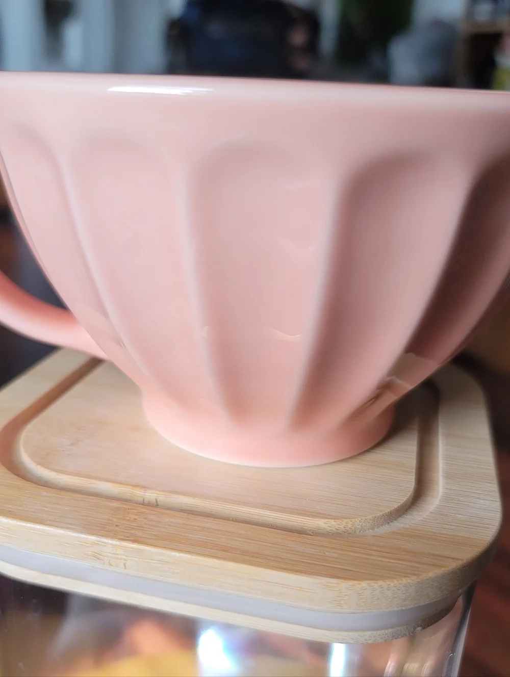 Sur la table Salmonish Ceramic Earthenware Latte Mug. Portugal